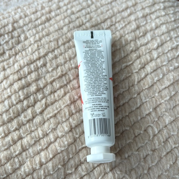 Aceology Berry Glaze Overnight Lip Mask Hydrated Lips 15ml. - Picture 2 of 2